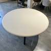 XOOON Lund eettafel - Ø140 - Zijaanzicht rechts