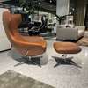 Leolux Caruzzo Plus fauteuil met Fine poef - Vooraanzicht