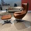 Leolux Caruzzo Plus fauteuil met Fine poef - Zijaanzicht rechts
