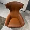 Leolux Caruzzo Plus fauteuil met Fine poef - Details