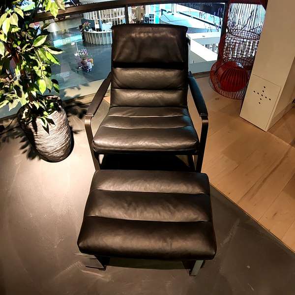 Leolux Indra Plus fauteuil met poef - Showroom