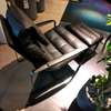Leolux Indra Plus fauteuil met poef - Vooraanzicht