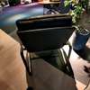 Leolux Indra Plus fauteuil met poef - Achter aanzicht
