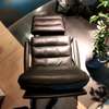 Leolux Indra Plus fauteuil met poef - Zijaanzicht links