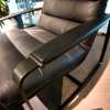 Leolux Indra Plus fauteuil met poef - Details