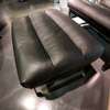 Leolux Indra Plus fauteuil met poef - Details