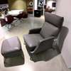 Natuzzi Clemmie fauteuil met hocker - Zijaanzicht rechts