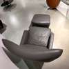 Natuzzi Clemmie fauteuil met hocker - Zijaanzicht links