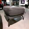 Natuzzi Clemmie fauteuil met hocker - Details