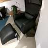 Rolf Benz 322 fauteuil met hocker - Zijaanzicht rechts