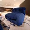 Cassina Soriana armchair met ottoman - Zijaanzicht rechts