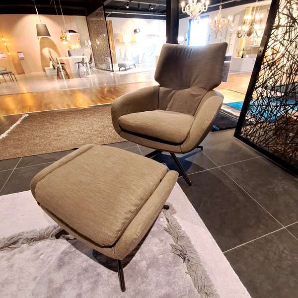 Leolux Lloyd Plus fauteuil met poef - Showroom