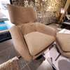 Leolux Lloyd Plus fauteuil met poef - Zijaanzicht links