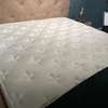 Serta Magnifique boxspring - 180x210 met 2 nachtkastjes - Zijaanzicht links