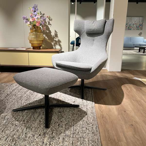 Leolux Caruzzo Plus fauteuil met poef - Showroom