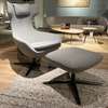 Leolux Caruzzo Plus fauteuil met poef - Vooraanzicht