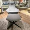 Leolux Caruzzo Plus fauteuil met poef - Zijaanzicht rechts