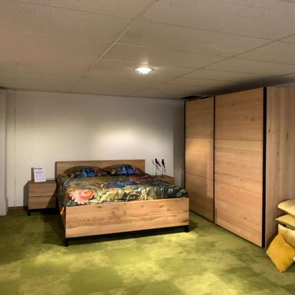 Van Houdt Meubelen bed - 180x200 met  kledingkast en nachtkastjes - Showroom
