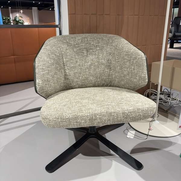 Montis Back me Up lounge fauteuil - Showroom