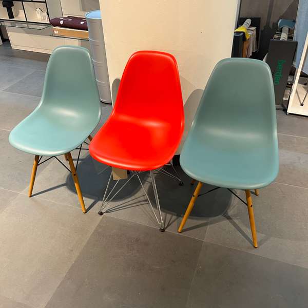 Vitra Eames Plastic Chairs (set van 3 ) - Showroom