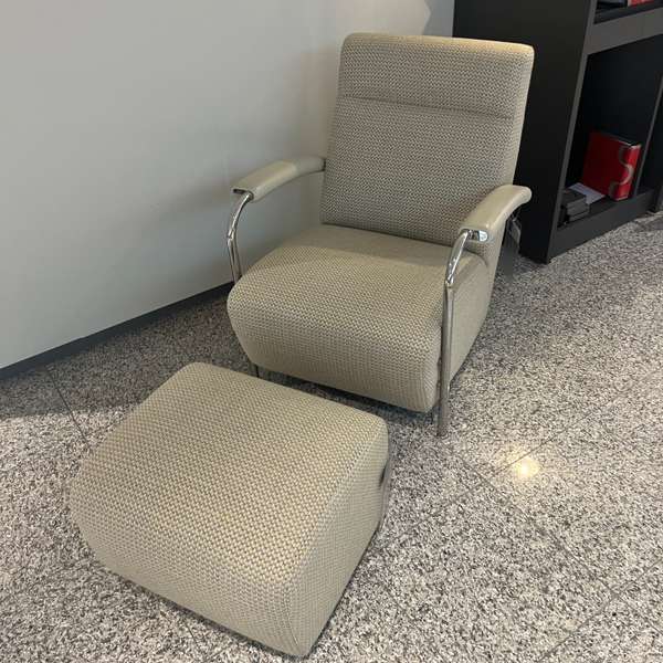 Leolux Scylla fauteuil met poef - Showroom
