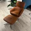 Leolux Lloyd Plus fauteuil met poef - Showroom