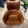 Leolux Lloyd Plus fauteuil met poef - Details