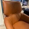Leolux Lloyd Plus fauteuil met poef - Details