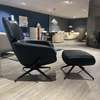 Leolux Lloyd Plus fauteuil met poef - Details