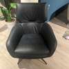 Leolux Lloyd Plus fauteuil met poef - Details