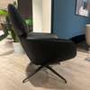 Leolux Lloyd Plus fauteuil met poef - Details