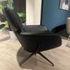 Leolux Lloyd Plus fauteuil met poef - Details