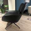 Leolux Lloyd Plus fauteuil met poef - Details