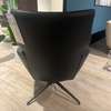Leolux Lloyd Plus fauteuil met poef - Details
