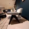 Cassina Capitol Complex fauteuil - Vooraanzicht