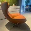 Leolux Caruzzo Plus fauteuil met Fine poef - Details