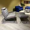 Leolux Volare fauteuil met poef - Vooraanzicht