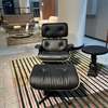 Vitra Lounge Chair relaxfauteuil met poef - Vooraanzicht