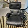 Vitra Lounge Chair relaxfauteuil met poef - Zijaanzicht rechts