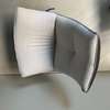 HE Design Criss fauteuil met poef - Zijaanzicht links