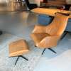 De Toekomst T6 relaxfauteuil met poef - Zijaanzicht rechts