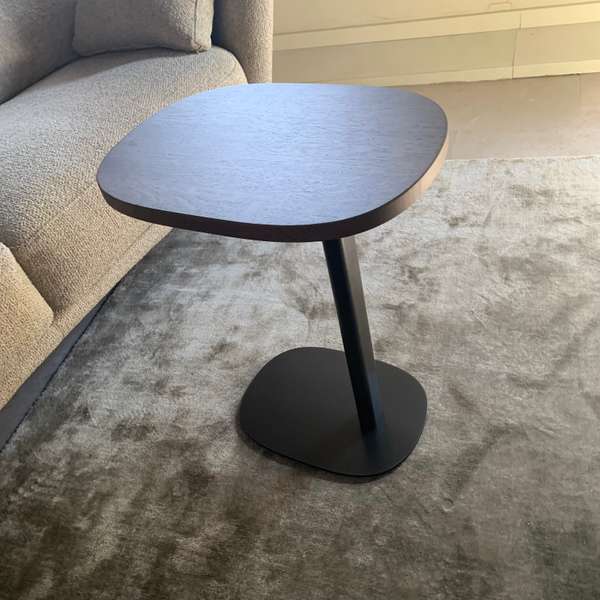 Leolux Toveri salontafel - Vooraanzicht