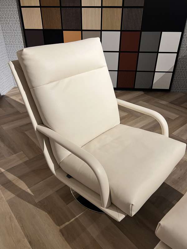 Leolux Kudo fauteuil met poef - Showroom