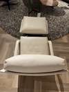 Leolux Kudo fauteuil met poef - Zijaanzicht rechts