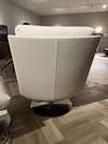 Leolux Kudo fauteuil met poef - Achter aanzicht