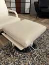 Leolux Kudo fauteuil met poef - Vooraanzicht