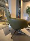 Leolux Lloyd Plus fauteuil met poef - Vooraanzicht