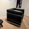 Cassina LC2 fauteuil - Zijaanzicht rechts