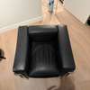 Cassina LC2 fauteuil - Zijaanzicht links