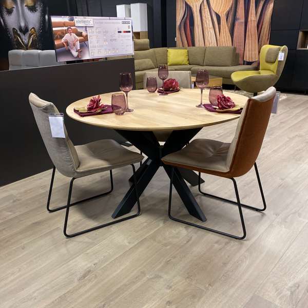 Nouvion Yvo eettafel Ø130 met 3 Koinor Essay eetkamerstoel (set van 3) - Showroom